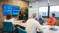 Employer Branding | Studia podyplomowe we Wrocławiu | Uniwersytet WSB Merito we Wrocławiu: uczestnicy studiów podyplomowych w sali konferencyjnej słuchający prezentacji