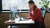 Bankowość cyfrowa | Studia podyplomowe we Wrocławiu | Uniwersytet WSB Merito we Wrocławiu: uczestnik studiów podyplomowych używająca laptopa