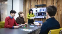 Agile – zwinne metodyki zarządzania projektami | Studia podyplomowe we Wrocławiu | Uniwersytet WSB Merito we Wrocławiu: uczestnicy studiów podyplomowych pracujący nad wspólnym projektem