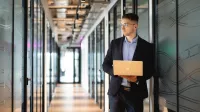 Zarządzanie logistyką w służbach mundurowych | Studia podyplomowe we Wrocławiu | Uniwersytet WSB Merito we Wrocławiu: uczestnik studiów podyplomowych korzystający z laptopa