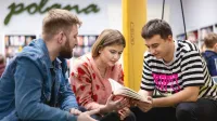 Edukacja cyfrowa dla nauczycieli | Studia podyplomowe we Wrocławiu | Uniwersytet WSB Merito we Wrocławiu: studenci uczący się wspólnie do egzaminu