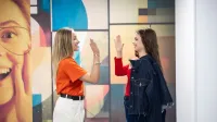 Psychologia reklamy i komunikacji | Studia podyplomowe we Wrocławiu | Uniwersytet WSB Merito we Wrocławiu: dwie studentki przybijające sobie piątkę