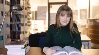 Język angielski w środowisku biznesowym | Studia I stopnia we Wrocławiu | Uniwersytet WSB Merito we Wrocławiu: Wrocław - język angielski w środowisku biznesowym - studentka w bibliotece czytająca książkę