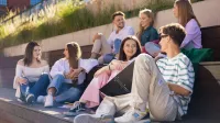 Lektor języka norweskiego | Studia I stopnia we Wrocławiu | Uniwersytet WSB Merito we Wrocławiu: Wrocław - lektor języka norweskiego - studenci spędzający czas wolny na dworze