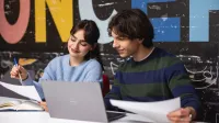 Projektowanie psychotechnologii | Studia II stopnia we Wrocławiu | Uniwersytet WSB Merito we Wrocławiu: Wrocław - architekt systemów psychotechnologicznych - studenci pracujący nad projektem grupowym
