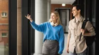 Tłumaczenia | Studia II stopnia we Wrocławiu | Uniwersytet WSB Merito we Wrocławiu: Wrocław - lektor języka niemieckiego - studentka wskazująca ręką kierunek