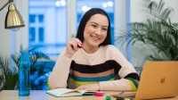 Systemy informatyczne | Studia II stopnia we Wrocławiu | Uniwersytet WSB Merito we Wrocławiu: studentka ucząca się do egzaminu