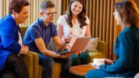 Sztuczna inteligencja i uczenie maszynowe | Studia II stopnia ze studiami podyplomowymi  | Uniwersytet WSB Merito we Wrocławiu: studenci pracujący nad projektem grupowym