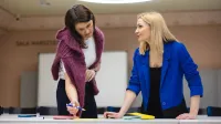 Zarządzanie jakością | Studia podyplomowe we Wrocławiu | Uniwersytet WSB Merito we Wrocławiu: uczestnicy studiów podyplomowych pracujący nad wspólnym projektem