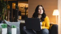 Architekt rozwiązań IT w chmurze obliczeniowej | Studia I stopnia we Wrocławiu | Uniwersytet WSB Merito we Wrocławiu: studentka używająca laptopa