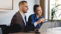Nowoczesny menedżer - od wizji do realizacji | Studia podyplomowe we Wrocławiu | Uniwersytet WSB Merito we Wrocławiu: uczestniczka studiów podyplomowych pozująca do zdjęcia