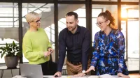 Nowoczesne przywództwo w biznesie | Studia podyplomowe we Wrocławiu | Uniwersytet WSB Merito we Wrocławiu: uczestnicy studiów podyplomowych pracujący nad wspólnym projektem