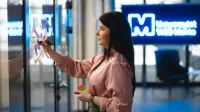 Professional Management dla początkujących | Studia podyplomowe we Wrocławiu | Uniwersytet WSB Merito we Wrocławiu: uczestniczka studiów podyplomowych przyklejająca fiszki do szyby