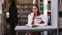 studentka czytająca książkę w bibliotece