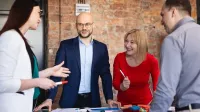 Psychologia zarządzania | Studia podyplomowe we Wrocławiu | Uniwersytet WSB Merito we Wrocławiu: uczestnicy studiów podyplomowych pracujący nad wspólnym projektem