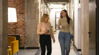 Rachunkowość i finanse dla nieekonomistów | Studia podyplomowe we Wrocławiu | Uniwersytet WSB Merito we Wrocławiu: uczestnicy studiów podyplomowych rozmawiający na korytarzu