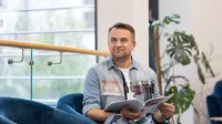 Zakupy w biznesie | Studia podyplomowe we Wrocławiu | Uniwersytet WSB Merito we Wrocławiu: uczestnik studiów podyplomowych przeglądający katalog