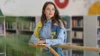 Wycena nieruchomości | Studia podyplomowe we Wrocławiu | Uniwersytet WSB Merito we Wrocławiu: uczestniczka studiów podyplomowych pozująca do zdjęcia