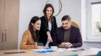 Inżynieria oprogramowania dla SAP S/4HANA i programowanie w języku ABAP | Studia podyplomowe we Wrocławiu | Uniwersytet WSB Merito we Wrocławiu: uczestnicy studiów podyplomowych pracujący nad wspólnym projektem