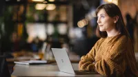 Grafika komputerowa w reklamie | Studia I stopnia we Wrocławiu | Uniwersytet WSB Merito we Wrocławiu: studentka pracująca na laptopie