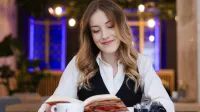 Psychologia skutecznej sprzedaży | Studia podyplomowe we Wrocławiu | Uniwersytet WSB Merito we Wrocławiu: studentka czytająca książkę