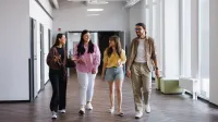 Automatyzacja i robotyzacja procesów | Studia I stopnia we Wrocławiu | Uniwersytet WSB Merito we Wrocławiu: studenci idący korytarzem