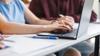 Wyniki wyszukiwania | Uniwersytet WSB Merito we Wrocławiu: studentka pisząca na laptopie