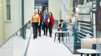 Cyfryzacja, współpraca i bezpieczeństwo pracy – praktyczne kompetencje specjalistów Publicznych Służb Zatrudnienia | Studia podyplomowe we Wrocławiu | Uniwersytet WSB Merito we Wrocławiu: uczestnicy studiów podyplomowych idący korytarzem