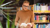 Cyfryzacja, współpraca i bezpieczeństwo pracy – praktyczne kompetencje specjalistów Publicznych Służb Zatrudnienia | Studia podyplomowe we Wrocławiu | Uniwersytet WSB Merito we Wrocławiu: Mężczyzna czytający książkę