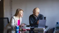 Zastosowanie AI w biznesie dla menedżerów | Studia podyplomowe we Wrocławiu | Uniwersytet WSB Merito we Wrocławiu: uczestnicy studiów podyplomowych pracujący nad wspólnym projektem