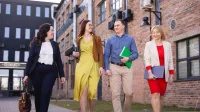 Cyfryzacja, współpraca i bezpieczeństwo pracy – praktyczne kompetencje specjalistów Publicznych Służb Zatrudnienia | Studia podyplomowe we Wrocławiu | Uniwersytet WSB Merito we Wrocławiu: uczestnicy studiów podyplomowych spacerujący po kampusie