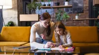 Psychosomatyka dzieci i młodzieży | Studia podyplomowe we Wrocławiu | Uniwersytet WSB Merito we Wrocławiu: uczestniczka studiów podyplomowych wykonująca ćwiczenia z dzieckiem