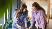 Zamówienia publiczne | Studia podyplomowe we Wrocławiu | Uniwersytet WSB Merito we Wrocławiu: studenci pracujący nad wspólnym projektem 