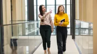 Rozwój produktów w małej firmie | Studia podyplomowe we Wrocławiu | Uniwersytet WSB Merito we Wrocławiu: studentki idące korytarzem