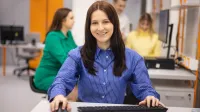 HR Business Partner | Studia podyplomowe we Wrocławiu | Uniwersytet WSB Merito we Wrocławiu: studentka podczas zajęć w pracowni inżynierskiej