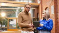 Bankowość cyfrowa | Studia podyplomowe we Wrocławiu | Uniwersytet WSB Merito we Wrocławiu: studenci rozmawiający na korytarzu