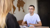 Zarządzanie projektem - Akademia Project Managera | Studia podyplomowe we Wrocławiu | Uniwersytet WSB Merito we Wrocławiu: student w biurze rekrutacji