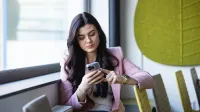 Analityk finansowy | Studia podyplomowe we Wrocławiu | Uniwersytet WSB Merito we Wrocławiu: studentka korzystająca z telefonu
