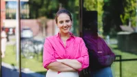 Zarządzanie zespołami rozproszonymi | Studia podyplomowe we Wrocławiu | Uniwersytet WSB Merito we Wrocławiu: studentka pozująca do zdjęcia