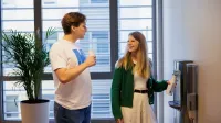 Wyniki wyszukiwania | Uniwersytet WSB Merito we Wrocławiu: studenci rozmawiający przy źródełkach wody pitnej