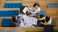 Zarządzanie małą i średnią firmą | Studia I stopnia we Wrocławiu | Uniwersytet WSB Merito we Wrocławiu: studenci przeglądający notatki