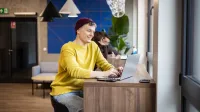 Prawo e-biznesu i AI | Studia I stopnia we Wrocławiu | Uniwersytet WSB Merito we Wrocławiu: student korzystający z laptopa