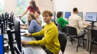 Wyniki wyszukiwania | Uniwersytet WSB Merito we Wrocławiu: studenci podczas zajęć w pracowni komputerowej