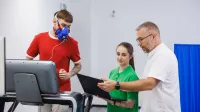 Dietetyka w sporcie i fizjologia wysiłku fizycznego | Studia II stopnia we Wrocławiu | Uniwersytet WSB Merito we Wrocławiu: studenci w pracowni kalorymetrii