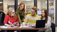 Zarządzanie spedycją | Studia I stopnia we Wrocławiu | Uniwersytet WSB Merito we Wrocławiu: studenci pracujący nad projektem grupowym