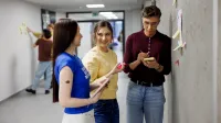 Zarządzanie zmianą w transformacjach | Studia podyplomowe we Wrocławiu | Uniwersytet WSB Merito we Wrocławiu: studenci pracujący nad projektem grupowym