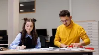 Logistyka obronna i operacyjna | Studia I stopnia we Wrocławiu | Uniwersytet WSB Merito we Wrocławiu: studenci pracujący nad projektem grupowym