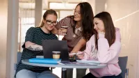 Turystyka zdrowotna, Wellness i dietetyka | Studia I stopnia we Wrocławiu | Uniwersytet WSB Merito we Wrocławiu: studentki pracujące nad wspólnym projektem