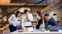 Administracja publiczna | Studia I stopnia we Wrocławiu | Uniwersytet WSB Merito we Wrocławiu: studenci pracujący nad projektem grupowym