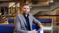 AI-First Leadership: Sztuczna Inteligencja w zarządzaniu produkcją i biznesem | Studia podyplomowe we Wrocławiu | Uniwersytet WSB Merito we Wrocławiu: uczestnik studiów podyplomowych pozujący do zdjęcia